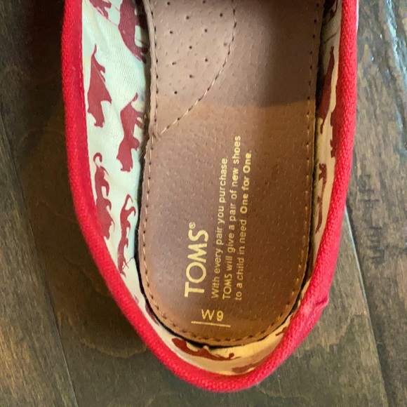 Womens Toms in GUC. Very clean and always worn with socks. Nonsmoking home. - Picture 3 of 4